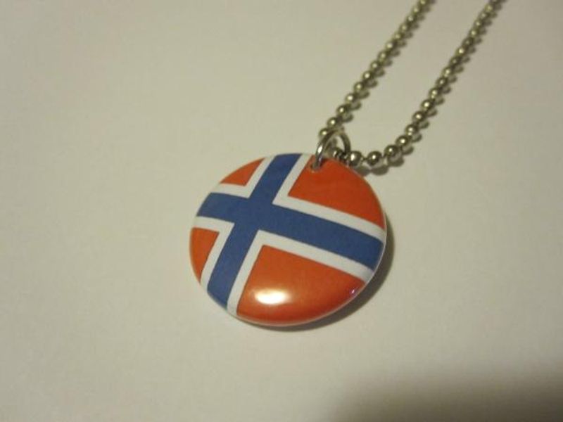 Halskjede i norsk flagg